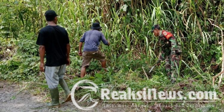 Babinsa Bantargebang Sertu Didik Susanto Dari Koramil 2203/Warungkiara Lakukan Kerja Bakti Bersama Warga