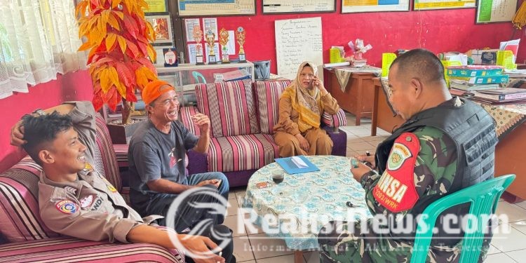 Jaga Silaturahmi Dengan Baik, Babinsa Koramil 2203/Warungkiara Kosmos Bareng Pak Bhabinkamtibmas Di SDN Sukaharja