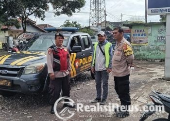 Anggota Patroli Himbau Tukang Parkir Agar Tertib Pada Peraturan