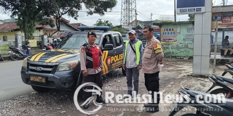 Anggota Patroli Himbau Tukang Parkir Agar Tertib Pada Peraturan