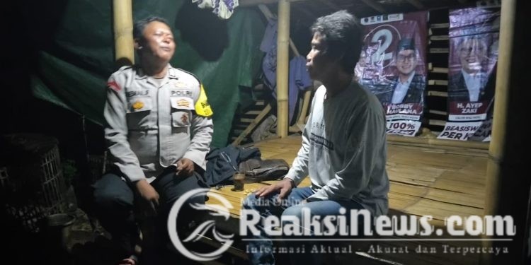 Kegiatan Sambang dan Silaturahmi Bhabinkamtibmas di malam hari