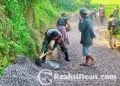 Babinsa Mangunjaya Sertu Dodi Koramil 2203/Warungkiara Lakukan Kerja Bakti Bersama Warga