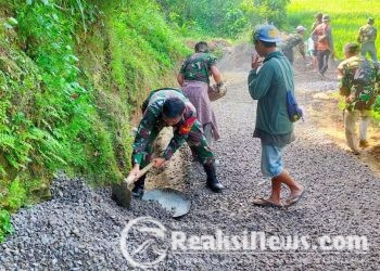 Babinsa Mangunjaya Sertu Dodi Koramil 2203/Warungkiara Lakukan Kerja Bakti Bersama Warga