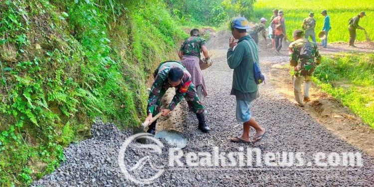 Babinsa Mangunjaya Sertu Dodi Koramil 2203/Warungkiara Lakukan Kerja Bakti Bersama Warga