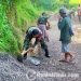 Babinsa Mangunjaya Sertu Dodi Koramil 2203/Warungkiara Lakukan Kerja Bakti Bersama Warga