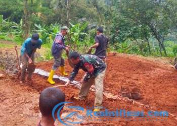 Sertu Dodi Babinsa Mangunjaya Koramil 2203/Warungkiara Lakukan Gotong Royong Pembangunan Musholla Bersama Warga Mangunjaya