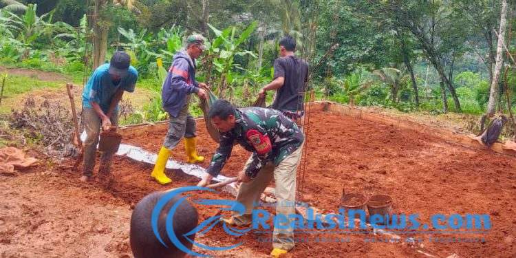 Sertu Dodi Babinsa Mangunjaya Koramil 2203/Warungkiara Lakukan Gotong Royong Pembangunan Musholla Bersama Warga Mangunjaya