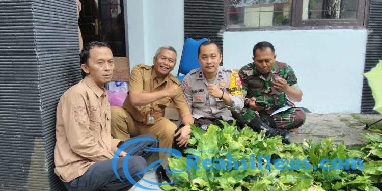 Sinergitas TNI-Polri, Bhabinkamtibmas dan Babinsa melaksanakan sambang