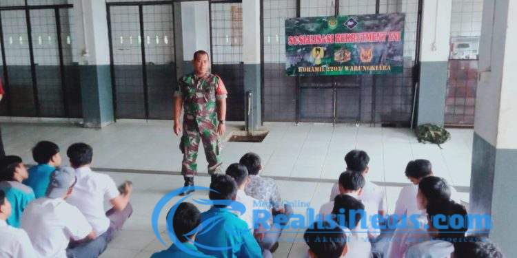 Serka Enceng Setiawan Koramil 2203/Warungkiara Melaksanakan Sosialisasi Rekruitmen TNI Tahun 2025 Kepada Puluhan Pelajar SMK Dwi Warna