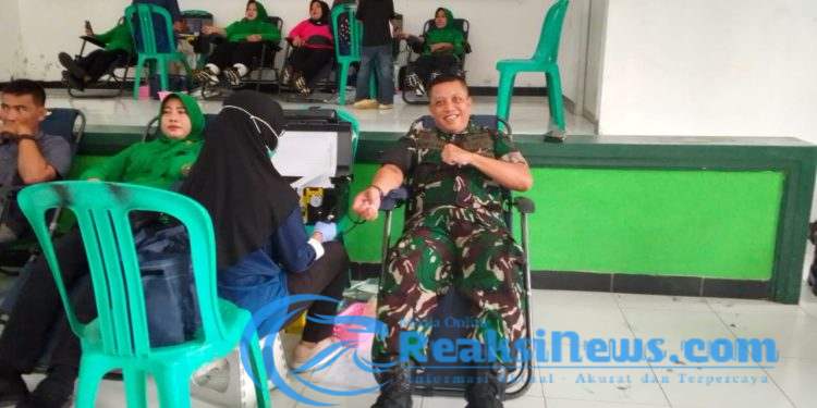 Dandim 0622/Kab. Sukabumi Bersama Ketua Persit Cabang XLV Dim 0622/Kab. Sukabumi Gelar Donor Darah dalam Rangka HUT ke-79 Persit Kartika Chandra Kirana