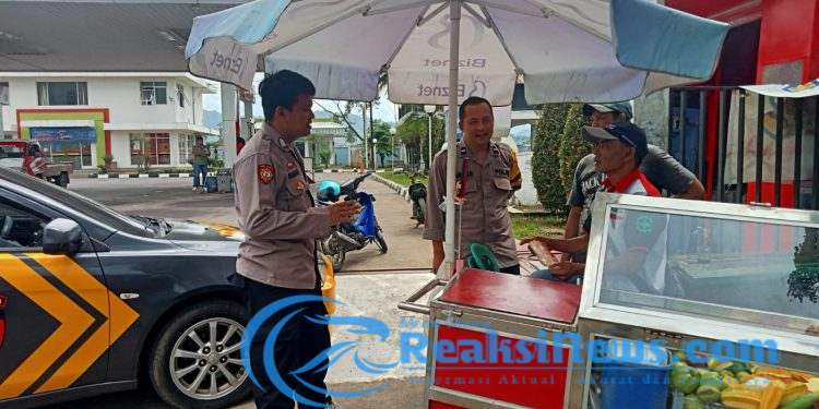 Patroli Antisipasi Gukamtibmas Siang dan Malam, Polsek Lembursitu Laksanakan Himbauan Humanis Terhadap Warga Masyarakat