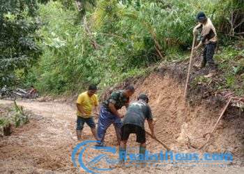 Babinsa Boyongsari Serka Subagio Koramil 2203/Warungkiara Lakukan Kerja Bakti Bersama Warga