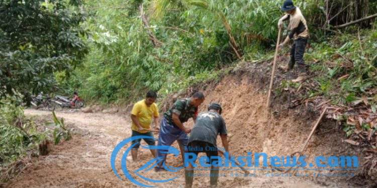 Babinsa Boyongsari Serka Subagio Koramil 2203/Warungkiara Lakukan Kerja Bakti Bersama Warga