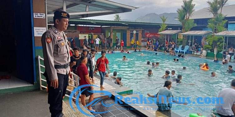 Sambangi Pengunjung Kolam Renang Anggota Piket Fungsi Polsek Titip Jaga Harkamtibmas