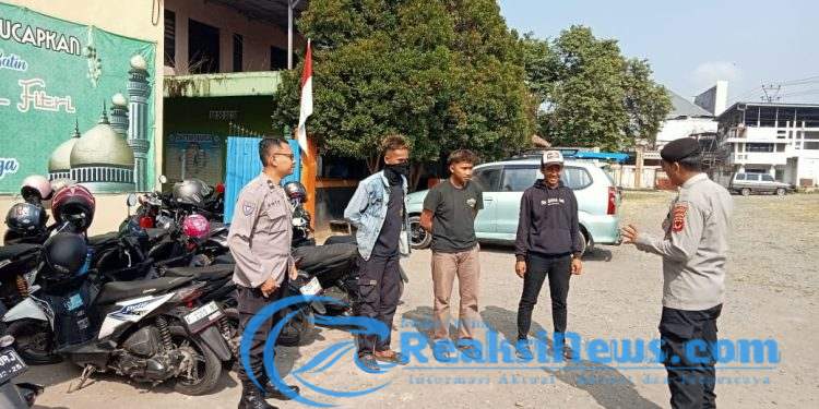 Sambangi Pengunjung Kolam Renang Anggota Piket Fungsi Polsek Titip Jaga Harkamtibmas