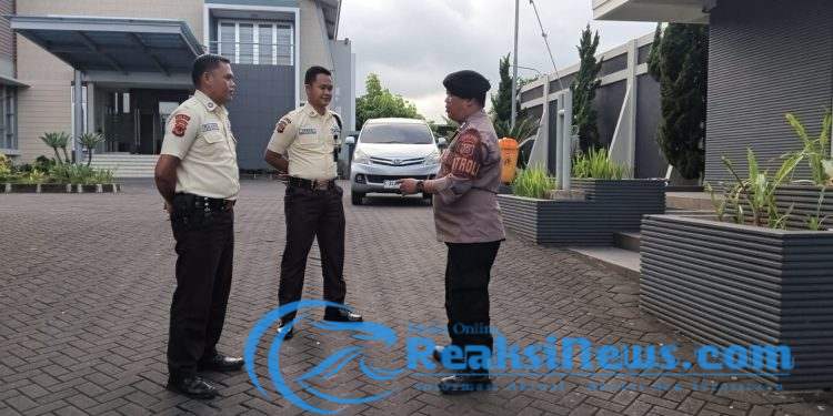 Sambangi Perusahaan PT. SCM Unit Samapta Polsek Lembursitu Patroli Dialogis Dengan Petugas Satpam, Sampaikan Himbauan Kamtimbas