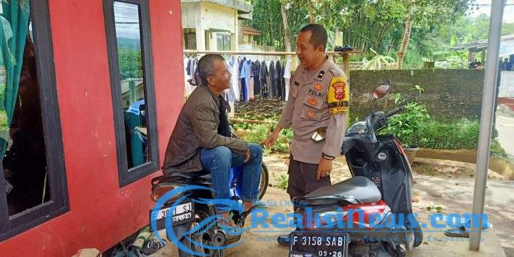 Bhabinkamtibmas Polsek Lembursitu Patroli Sambang Warga Sampaikan Himbauan Kamtibmas