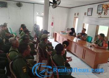 Babinsa Koramil 2203/Warungkiara Berikan Pengarahan Kepada Linmas di Bantarkalong