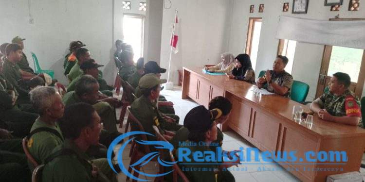 Babinsa Koramil 2203/Warungkiara Berikan Pengarahan Kepada Linmas di Bantarkalong