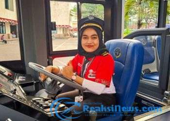 Gadis Cantik (22) Tahun, Memilih Jadi Sopir Bus Trans Banyusmas, Membuat Penumpang Terbius akan Kecantikannya
