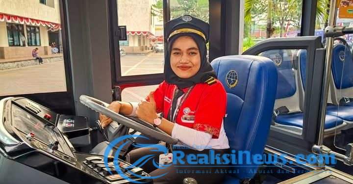 Gadis Cantik (22) Tahun, Memilih Jadi Sopir Bus Trans Banyusmas, Membuat Penumpang Terbius akan Kecantikannya