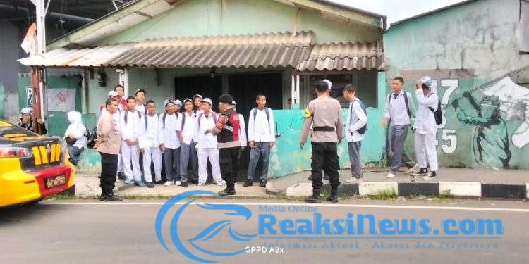 Polsek Lembursitu Lakukan Sambang Sekolah Antisipasi Bubaran Sekolah