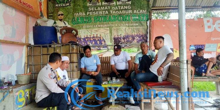 Sambangi Warga Masyarakat Bhabinkamtibmas Polsek Lembursitu