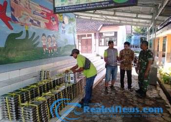 Pastikan Penyaluran MBG Tepat Sasaran, Sertu Dadang Hernawan Koramil 2203/Warungkiara Lakukan Pendampingan