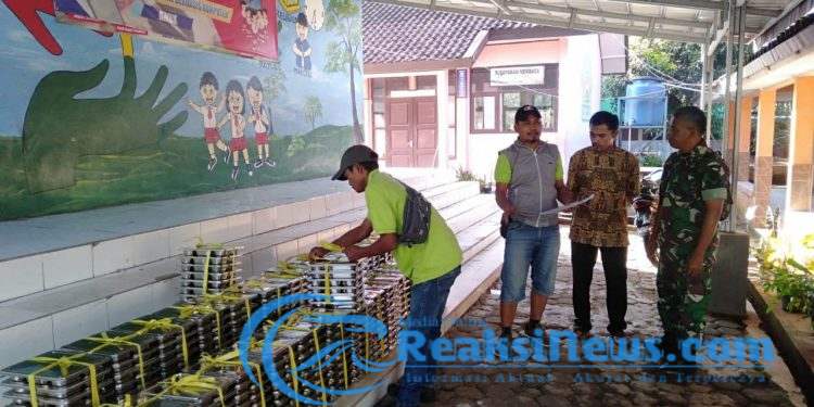 Pastikan Penyaluran MBG Tepat Sasaran, Sertu Dadang Hernawan Koramil 2203/Warungkiara Lakukan Pendampingan