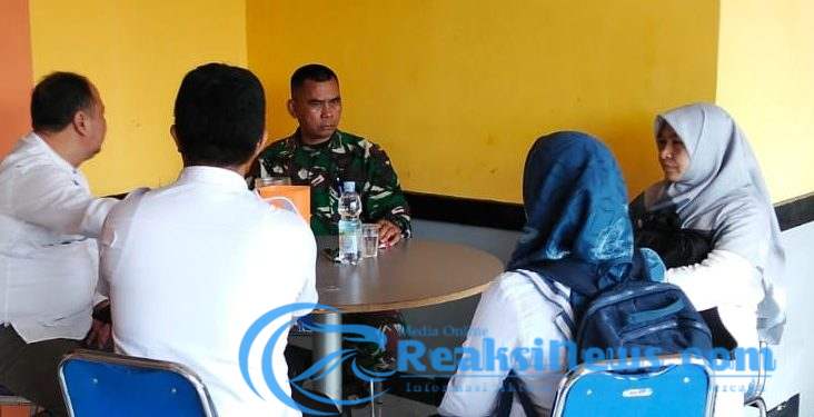 Jalin Hubungan Kemasyarakatan Dengan Baik, Danramil 2203/Warungkiara Komsos Bareng Camat dan Warga Bantargadung