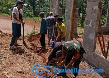 Babinsa Bantargebang Koramil 2203/Warungkiara Getol Kerja Bakti