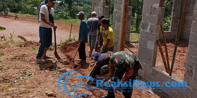 Babinsa Bantargebang Koramil 2203/Warungkiara Getol Kerja Bakti