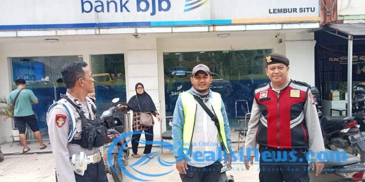 Sambangi Petugas Parkir, Patroli Polsek Lembursitu Beri Imbauan Kamtibmas