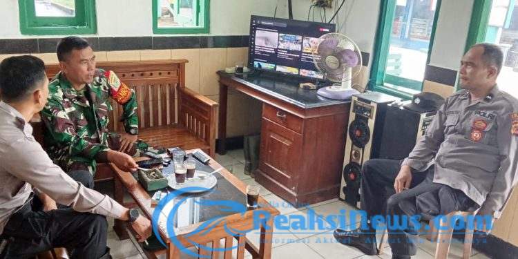 Danramil 2203/Warungkiara Komsos Bareng Kapolsek Guna Membangun Silaturahmi Dengan Baik