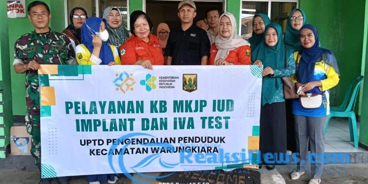 Peltu Dian Koramil 2203/Warungkiara Dampingi Petugas Kesehatan Pelayanan KB MKJP IUD Implant dan Iva Test