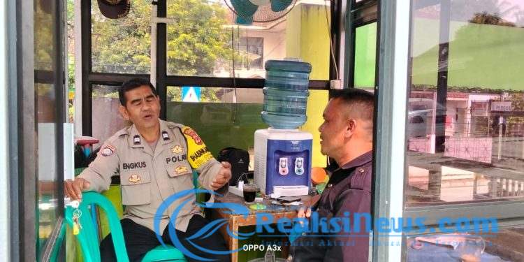 Sambangi Warga Masyarakat Bhabinkamtibmas Polsek Lembursitu