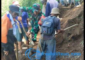 Tingkatkan Kesadaran Dalam Menjaga Kebersihan, Sertu Slamet Anggota Koramil 2203/Warungkiara Ajak Warga Bersihkan Irigasi Di Tarisi