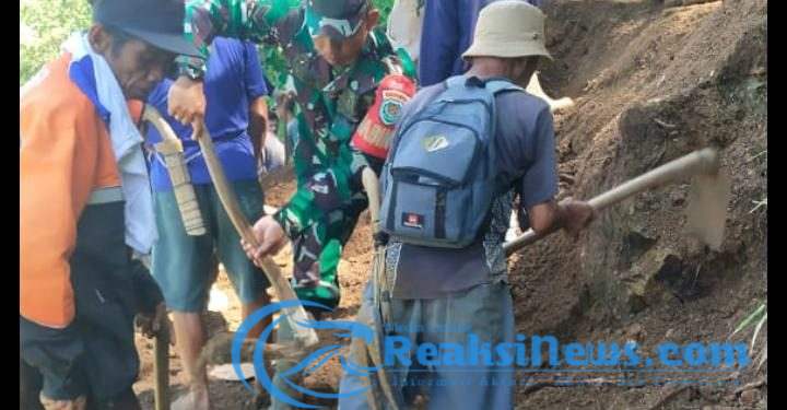 Tingkatkan Kesadaran Dalam Menjaga Kebersihan, Sertu Slamet Anggota Koramil 2203/Warungkiara Ajak Warga Bersihkan Irigasi Di Tarisi