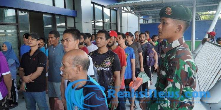 Satgas Pamtas Yonarmed 11 Kostrad Kawal Pemulangan 225 PMI Yang Dideportasi Dari Malaysia