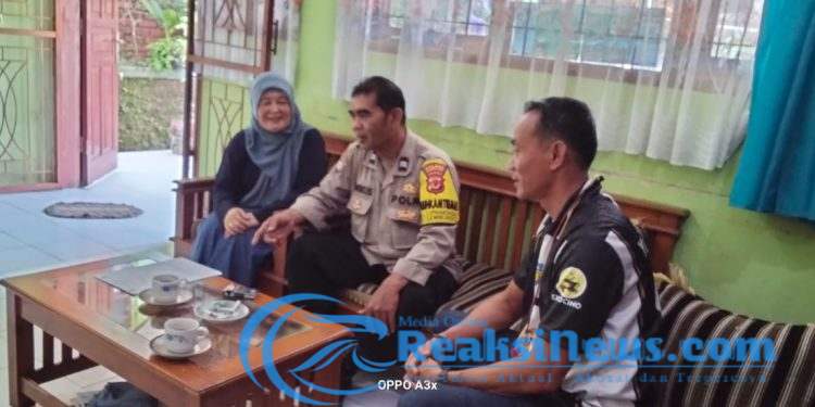 Bhabinkamtibmas Sambangi Guru SDN Situgede yang Ada di wilayah Kecamatan Lembursitu