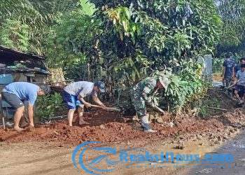 Wujudkan Hidup Sehat, Babinsa Mekarjaya Koramil 2203/Warungkiara Bareng Warga Lakukan Kerjabakti Bersihkan Selokan