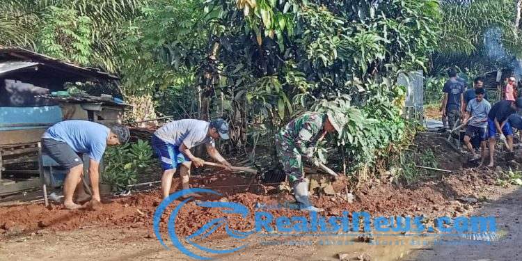 Wujudkan Hidup Sehat, Babinsa Mekarjaya Koramil 2203/Warungkiara Bareng Warga Lakukan Kerjabakti Bersihkan Selokan