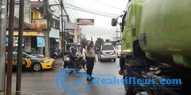 Pelayanan Prima Rutin Gatur Pagi Anggota Polsek Lembursitu