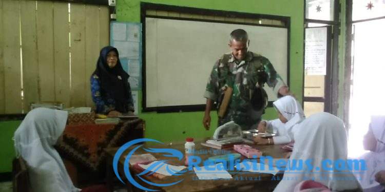 Babinsa Koramil 2203/Warungkiara Lakukan Dampingi Penyaluran Makan Bergizi Gratis