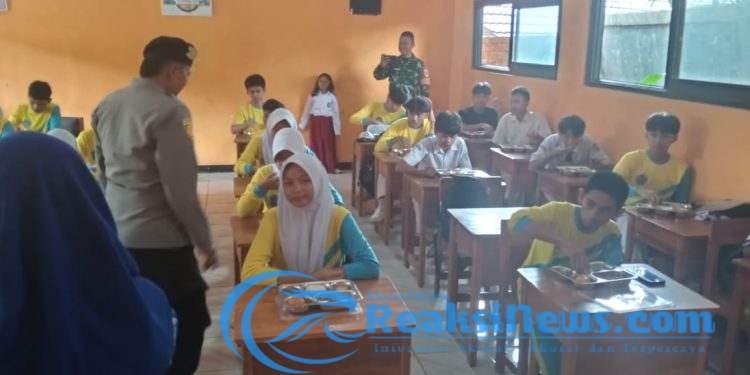 Polsek Sagaranten Dan Koramil 0622/Sagaranten Dampingi Penyaluran Makan Gratis Siwa Di Sagaranten