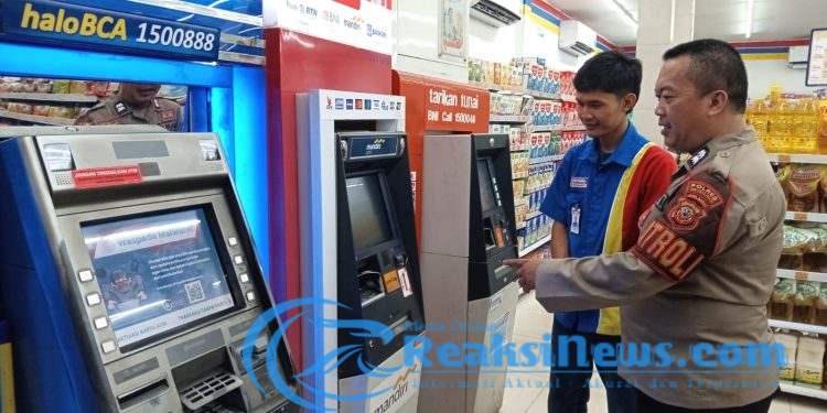Pantau Dan Cek Mesin ATM oleh Anggota patroli Polsek Lembursitu Polres Sukabumi Kota