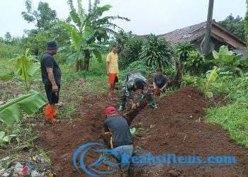 Babinsa Kertamukti Koramil 2203/Warungkiara Serka Taufik Saleh Ajak Warga Kerja Bakti