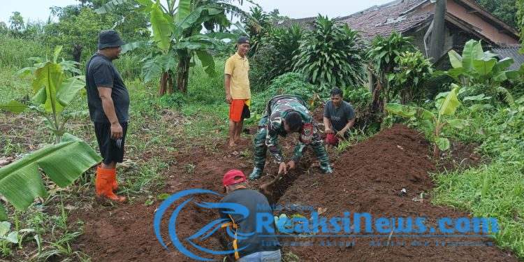 Babinsa Kertamukti Koramil 2203/Warungkiara Serka Taufik Saleh Ajak Warga Kerja Bakti