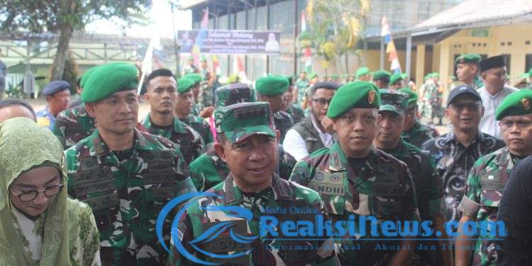 Untuk Mendukung Tugas TNI di Kab. Sukabumi Dalam Gulbencal, Panglima TNI dan Komisi I DPR RI Dukung Bantuan Sarpras