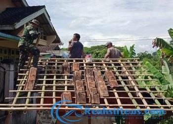 TNI Bersama Rakyat, Babinsa Ubrug Koramil 2203/Warungkiara Bareng Warga Rehab Poskamling